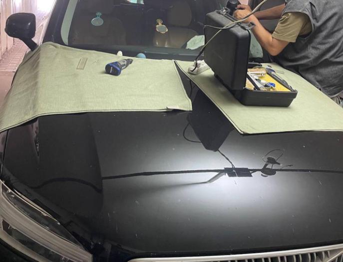 Майстер за роботою: відновлення автоскла за допомогою полімеру