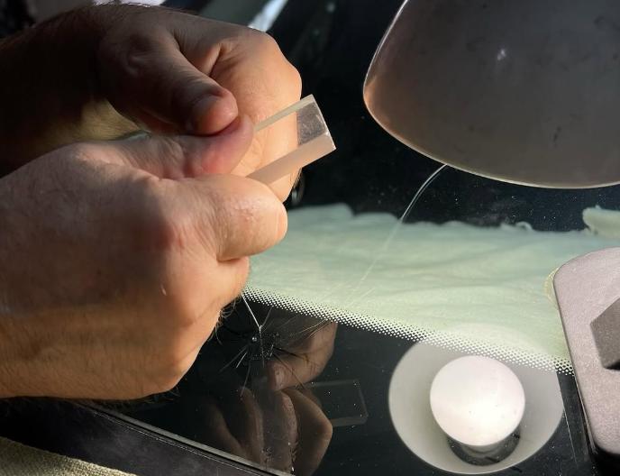 Процес професійного ремонту лобового скла авто в Тернополі