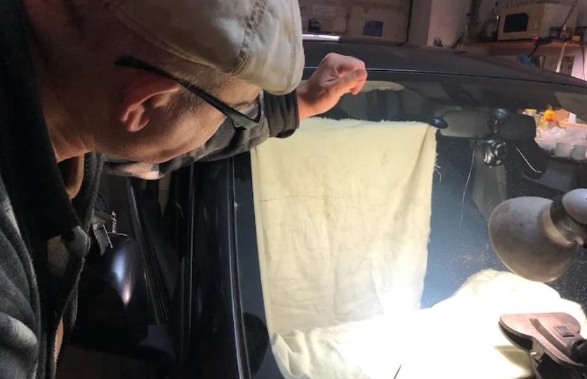 Етап ремонту сколу на лобовому склі автомобіля спеціальним інструментом