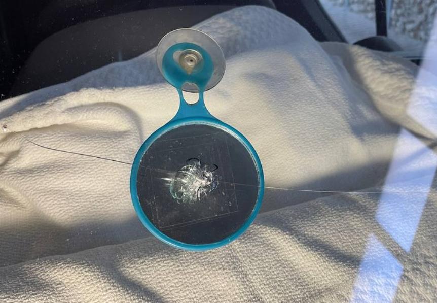 Типовий скол на лобовому склі авто, який потребує термінового ремонту